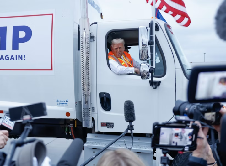 Donald Trump conduce un camión de basura
