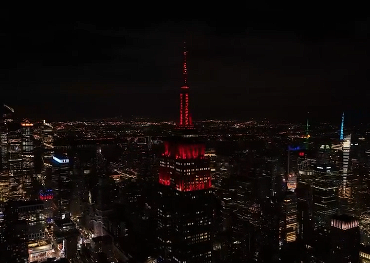Edificio Empire State se ilumina de rojo
