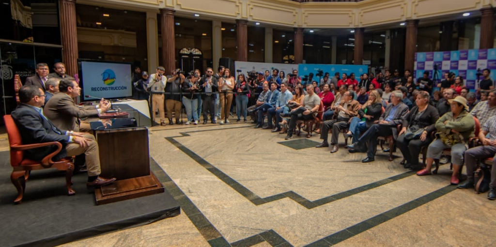 Manfred Reyes Villa en reunión GAMC