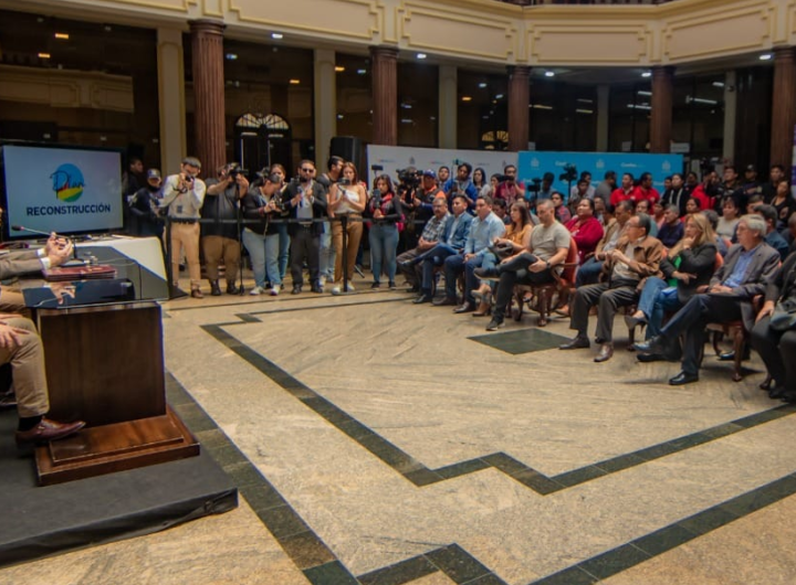 Manfred Reyes Villa en reunión GAMC